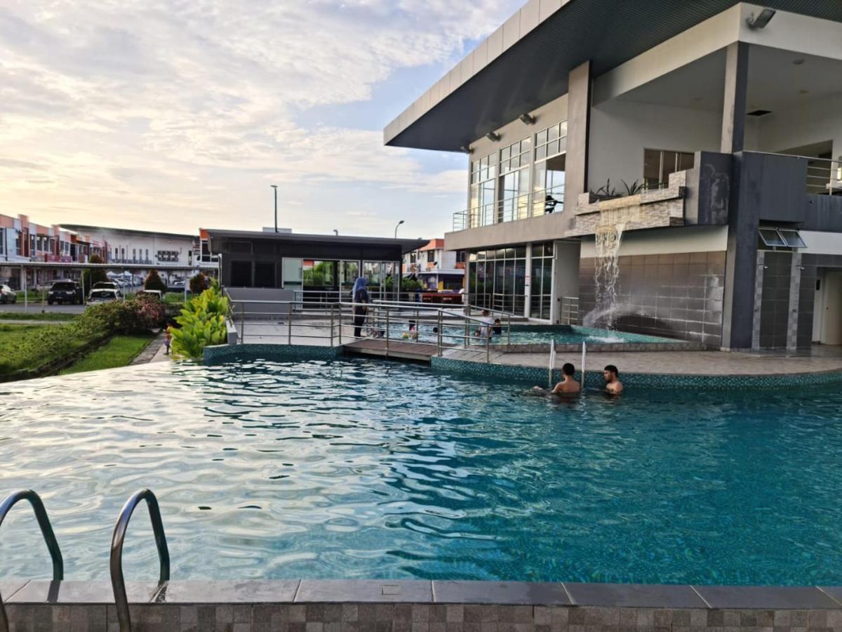 Rhr Deluxe Guesthouse Kinarut Papar Sabah - Pool View מראה חיצוני תמונה